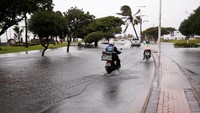 Meski cukup mengganggu aktivitas sehari-hari, tak sedikit warga yang nekat menerobos genangan air agar tetap dapat beraktivitas di tengah banjir.
