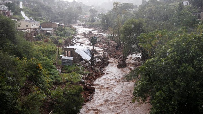 Banjir merendam kawasan kwaNdengezi dekat Durban, Afrika Selatan. Hujan lebat yang mengguyur kawasan tersebut memicu terjadinya banjir.