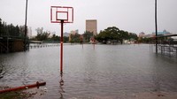 Sebuah lapangan basket di kawasan Durban, Afrika Selatan, terendam banjir pada Minggu (22/5/2022) waktu setempat.
