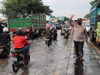 Jalur Pantura Demak Sempat Padat Gegara Rob, Arus Lalin Ke Semarang ...