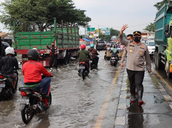 Banjir rob di jalur Pantura, Kecamatan Sayung, Demak, Senin (23/5/2022).
