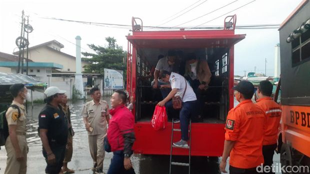 Banjir rob menggenangi di Kelurahan Bandarharjo dan Tanjung Mas, tak jauh dari kawasan Pelabuhan Tanjung Emas, Semarang Utara, Kota Semarang, Senin (23/5/2022).