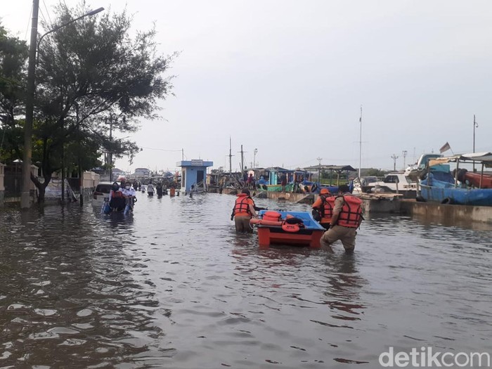 Banjir Rob Terjang Permukiman di Pelabuhan Tanjung Emas Semarang