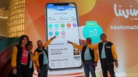 SEVP Micro & Consumer Finance Bank Mandiri Josephus K Triprakoso, SEVP Teknologi Informasi Bank Mandiri Toto Prasetio, Wakil Direktur Utama Bank Mandiri Alexandra Askandar, Direktur Jaringan dan Retail Banking Bank Mandiri Aquarius Rudianto, dan Direktur Hubungan Kelembagaan Bank Mandiri Rohan Hafas melakukan peluncuran fitur pembelian reksa dana bertajuk Livin Investasi pada Super App Livin by Mandiri di Jakarta, Senin (23/5/2022).