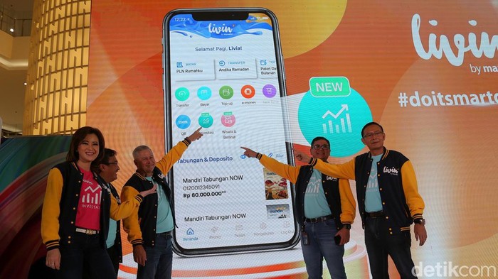 Bank Mandiri Luncurkan Livin' Investasi SEVP Micro & Consumer Finance Bank Mandiri Josephus K. Triprakoso, SEVP Teknologi Informasi Bank Mandiri Toto Prasetio, Wakil Direktur Utama Bank Mandiri Alexandra Askandar, Direktur Jaringan dan Retail Banking Bank Mandiri Aquarius Rudianto bersama dengan Direktur Hubungan Kelembagaan Bank Mandiri Rohan Hafas sedang menunjukkan peluncuran fitur pembelian reksa dana bertajuk Livin' Investasi pada Super App Livin' by Mandiri di Jakarta, Senin (23/5). Kehadiran Livin’ Investasi memberikan beragam kemudahan bagi nasabah. Salah satunya, nasabah dapat menentukan jenis portofolio yang sesuai dengan profil risiko termasuk besaran investasi. Dengan kehadiran fitur Livin’ Investasi, Bank Mandiri optimis pertumbuhan bisnis Wealth Management dapat meningkat, terutama dari sisi investor ritel. Adapun saat ini, jumlah nasabah kelolaan Wealth Management Bank Mandiri saat ini telah mencapai 127 ribu nasabah dan diperkirakan akan tumbuh lebih dari delapan kali lipat pada tahun 2024.