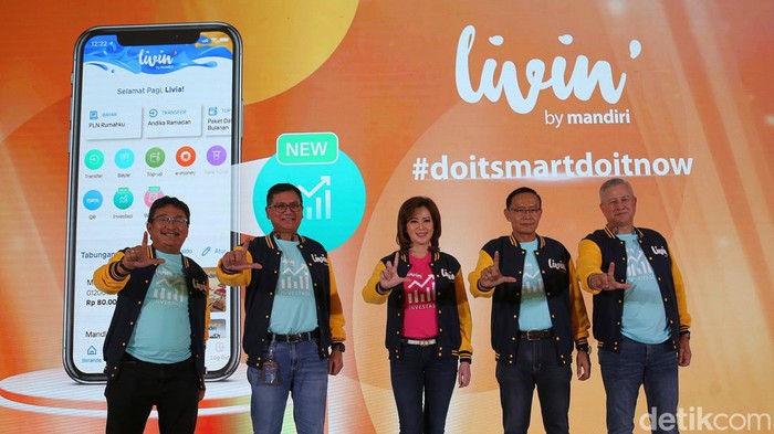Bank Mandiri Luncurkan Livin' Investasi SEVP Micro & Consumer Finance Bank Mandiri Josephus K. Triprakoso, SEVP Teknologi Informasi Bank Mandiri Toto Prasetio, Wakil Direktur Utama Bank Mandiri Alexandra Askandar, Direktur Jaringan dan Retail Banking Bank Mandiri Aquarius Rudianto bersama dengan Direktur Hubungan Kelembagaan Bank Mandiri Rohan Hafas sedang menunjukkan peluncuran fitur pembelian reksa dana bertajuk Livin' Investasi pada Super App Livin' by Mandiri di Jakarta, Senin (23/5). Kehadiran Livin’ Investasi memberikan beragam kemudahan bagi nasabah. Salah satunya, nasabah dapat menentukan jenis portofolio yang sesuai dengan profil risiko termasuk besaran investasi. Dengan kehadiran fitur Livin’ Investasi, Bank Mandiri optimis pertumbuhan bisnis Wealth Management dapat meningkat, terutama dari sisi investor ritel. Adapun saat ini, jumlah nasabah kelolaan Wealth Management Bank Mandiri saat ini telah mencapai 127 ribu nasabah dan diperkirakan akan tumbuh lebih dari delapan kali lipat pada tahun 2024.