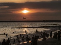 Sunset Cantik di Pantai Kelan, Bonus View Pesawat Landing dan Take Off