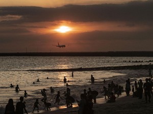 Sunset Cantik di Pantai Kelan, Bonus View Pesawat Landing dan Take Off