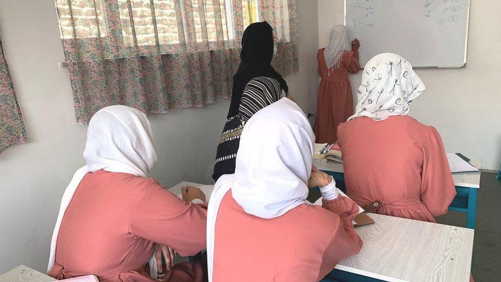 Sekolah Rahasia bagi Anak Perempuan di Afghanistan: Pendidikan Selamatkan Kami