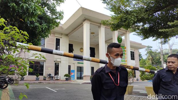 BNN Provinsi Banten menangkap dan menetapkan dua hakim di PN Rangkasbitung, Lebak, sebagai tersangka kasus narkoba. Begini kondisi di PN Rangkasbitung. (Fathul Rizkoh/detikcom)