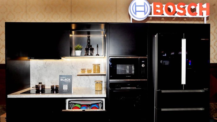 Bosch Hadirkan Set Up Peralatan Dapur Serba Hitam yang Kekinian Presiden Direktur Bosch Home Appliances Indonesia Anil Narula (kiri), Kitchen Retail Manager Bosch Home Appliances Indonesia Enrestine Mikha (kanan) dan Principal Interior Designer Hadiprana Design William K Patty (tengah) berbincang disela-sela acara Bosch Black Collection Launch di Jakarta, Kamis (19/5/2022).