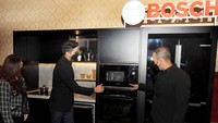 Presiden Direktur Bosch Home Appliances Indonesia Anil Narula (kiri), Kitchen Retail Manager Bosch Home Appliances Indonesia Enrestine Mikha (kanan) dan Principal Interior Designer Hadiprana Design William K Patty (tengah) berbincang disela-sela acara Bosch Black Collection Launch di Jakarta, Kamis (19/5/2022).   