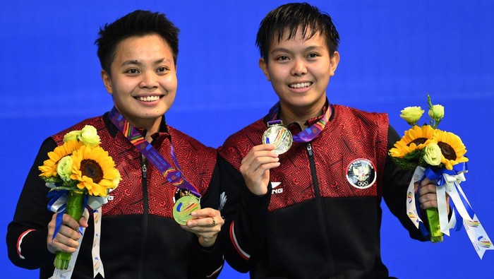 Pebulu tangkis ganda putri Indonesia Apriyani Rahayu (kiri) dan Siti Fadia Silva Ramadhanti (kanan) berpose dengan medali emas yang diraihnya usai babak final bulu tangkis ganda putri SEA Games 2021 Vietnam di Bac Giang Gymnasium, Vietnam, Minggu (22/5/2022). Apriyani Rahayu dan Siti Fadia Silva Ramadhanti menyabet medali emas usai mengalahkan ganda putri Thailand Benyapa Aimsaard/Nuntakarn Aimsaard dua set langsung, 21-17 dan 21-14. ANTARA FOTO/Zabur Karuru/wsj.