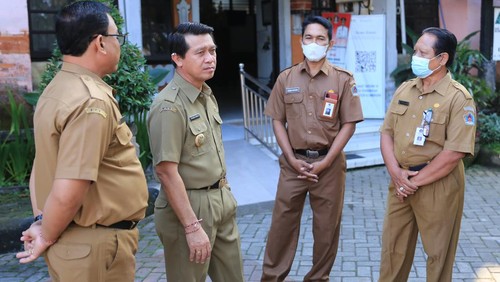 Bupati Klungkung, I Nyoman Suwirta (dua dari kiri)