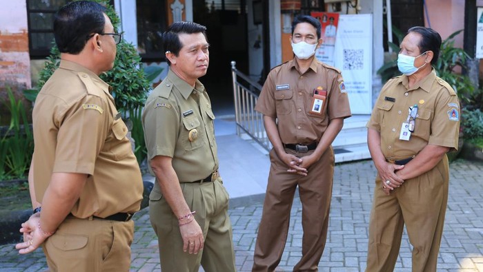 Bupati Klungkung, I Nyoman Suwirta (dua dari kiri)
