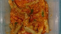 Kental dan pedas bumbunya, Ceker Pedas OMG juga menawarkan topping jengkol hingga seblak untuk sajian cekernya. Lokasinya yang berada di Jalan H. Nipan, Depok, selalu laris dipesan secara online. Foto: Istimewa