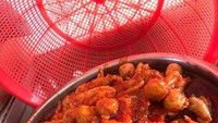 Bumbunya merah merona, membuat Ceker Pedas Nyolot27 punya rasa pedas yang luar biasa. Jika ingin menguji nyali, kamu bisa datang ke Jalan Balai Rakyat KP 30, Cakung. Foto: Istimewa