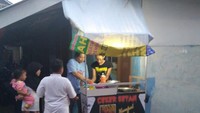 Bernama Ceker Setan Pangkalan, tenda penjual ceker setan ini sering dipadati penikmatnya. Berada di Jalan Kramat Semanan, Jakarta Barat, setiap harinya warga sekitar rela antre untuk mencicipi kepedasannya yang luar biasa. Foto: Istimewa