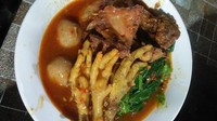 Spesialis hidangan serba setan, Warung 165 bisa jadi tujuan untuk menikmati ceker dengan bumbu pedas yang luar biasa. Lokasinya di Jalan Masjid Baitul Latif, Duren Sawit. Foto: Istimewa