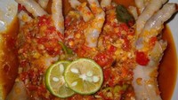 Tak hanya pedas, penggunaan daun jeruk membuat ceker ini harum wanginya. Ceker Pedas Si Botak di Gang Koba, Kebayoran Baru, ini juga bisa dipesan untuk dikirim ke rumah. Foto: Istimewa