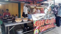Padat antreannya, Ceker Ranjau di Jalan Moh Kahfi IIII, Jagakarsa ini punya kelezatan yang begitu diakui. Tak hanya ceker, ada juga beragam pilihan seperti tulangan dan kepala yang wajib dicoba. Foto: Istimewa