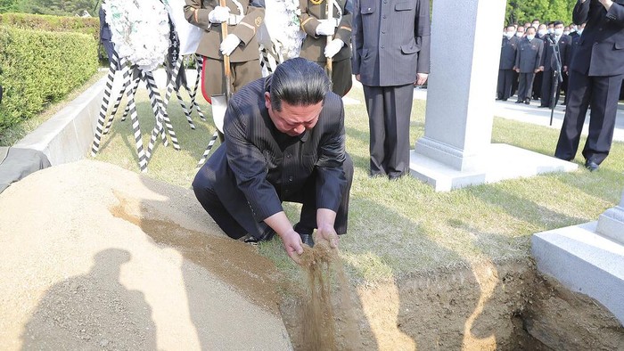 Pemimpin Korea Utara (Korut) Kim Jong-Un bersama dengan jajaran pejabat Korut lainnya menghadiri seremoni pemakaman seorang pejabat tinggi Korut di tengah wabah virus Corona (COVID-19) yang mengganas di negara terisolasi tersebut. Selama prosesi pemakaman berlangsung, kebanyakan orang, kecuali Kim Jong-Un dan penjaga kehormatan, tampak mengenakan masker.