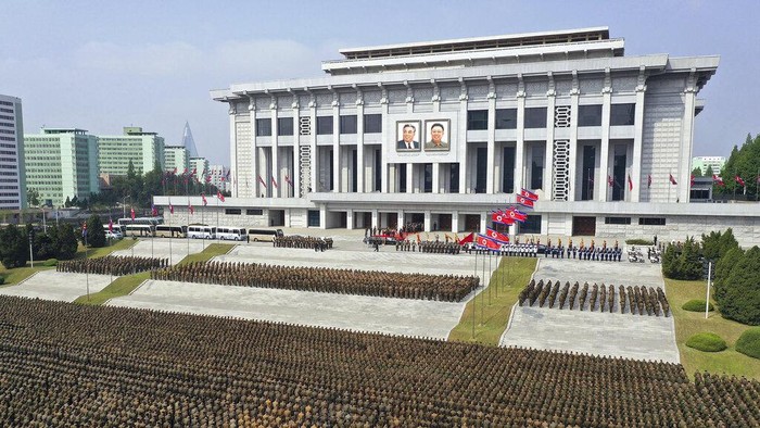 Pemimpin Korea Utara (Korut) Kim Jong-Un bersama dengan jajaran pejabat Korut lainnya menghadiri seremoni pemakaman seorang pejabat tinggi Korut di tengah wabah virus Corona (COVID-19) yang mengganas di negara terisolasi tersebut. Selama prosesi pemakaman berlangsung, kebanyakan orang, kecuali Kim Jong-Un dan penjaga kehormatan, tampak mengenakan masker.