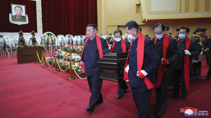 Pemimpin Korea Utara (Korut) Kim Jong-Un bersama dengan jajaran pejabat Korut lainnya menghadiri seremoni pemakaman seorang pejabat tinggi Korut di tengah wabah virus Corona (COVID-19) yang mengganas di negara terisolasi tersebut. Selama prosesi pemakaman berlangsung, kebanyakan orang, kecuali Kim Jong-Un dan penjaga kehormatan, tampak mengenakan masker.
