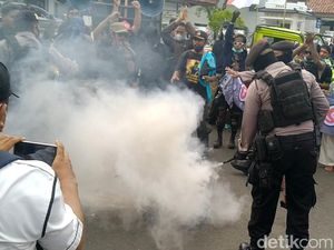 Sejumlah Anak Jalanan Pemalang Bakar Ban Bekas Protes Jalan Rusak