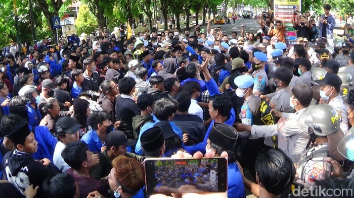 Demo Massa PMII di Mapolres Sumenep ricuh. Massa meminta segera ditemui Kapolres