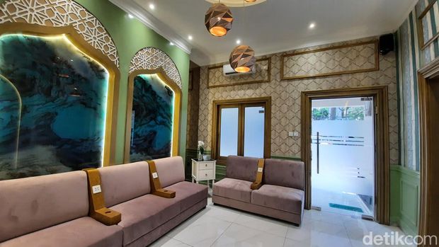 Desain ala Timur Tengah di klinik kecantikan bernuansa Islami, Aestica Bandung.