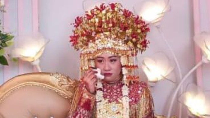 Dinda terlihat mengusap air matanya. Pernikahan Dinda batal lantaran mempelai pria tidak hadir saat hari pernikahan.