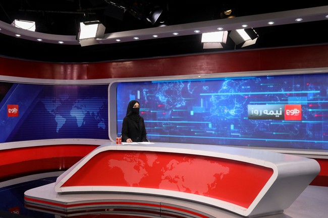 Langkah itu dilakukan beberapa hari setelah pihak berwenang Taliban memerintahkan wanita Afghanistan untuk menutupi wajah mereka di depan umum. Aturan itu kembali pada kebijakan garis keras Taliban di masa lalu. Pembatasan itu menyebabkan kemarahan di dalam dan luar negeri. Foto: REUTERS/ALI KHARA.