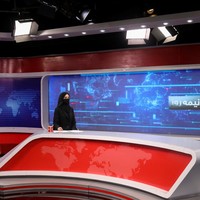 Langkah itu dilakukan beberapa hari setelah pihak berwenang Taliban memerintahkan wanita Afghanistan untuk menutupi wajah mereka di depan umum. Aturan itu kembali pada kebijakan garis keras Taliban di masa lalu. Pembatasan itu menyebabkan kemarahan di dalam dan luar negeri. Foto: REUTERS/ALI KHARA.