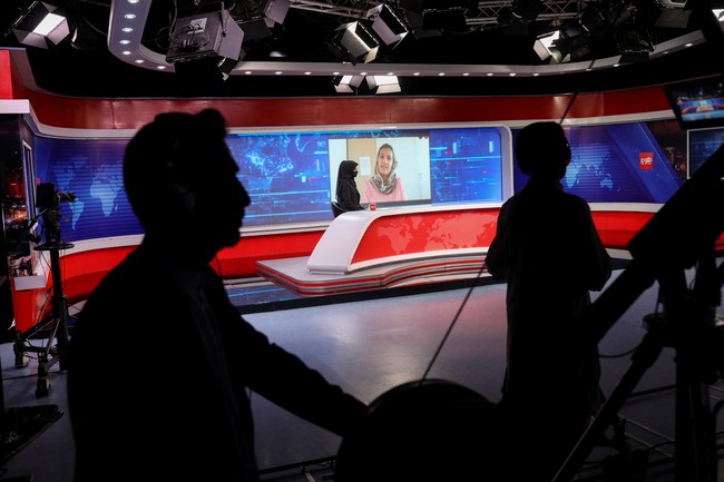 Taliban menjadi sorotan dunia internasional usai berhasil menguasai Afghanistan, termasuk ibu kota Kabul. Kelompok islam garis keras itu pernah berkuasa 20 tahun silam dan jadi kecaman dunia usai dianggap melanggar hak asasi manusia hingga budaya. Seperti dilansir BBC, Senin (23/8/2021) Taliban merupakan kelompok yang mulai dibentuk di awal 1990an. Taliban atau yang diartikan sebagai murid dalam bahasa Pahsto mulai terbentuk di utara Pakistan, pasca pasukan Uni Soviet mundur dari Afghanistan. Foto: REUTERS/ALI KHARA.