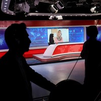 Taliban menjadi sorotan dunia internasional usai berhasil menguasai Afghanistan, termasuk ibu kota Kabul. Kelompok islam garis keras itu pernah berkuasa 20 tahun silam dan jadi kecaman dunia usai dianggap melanggar hak asasi manusia hingga budaya. Seperti dilansir BBC, Senin (23/8/2021) Taliban merupakan kelompok yang mulai dibentuk di awal 1990an. Taliban atau yang diartikan sebagai murid dalam bahasa Pahsto mulai terbentuk di utara Pakistan, pasca pasukan Uni Soviet mundur dari Afghanistan. Foto: REUTERS/ALI KHARA.