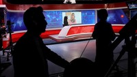 Pihak Taliban mengatakan telah bertemu dengan para pejabat media dan meminta untuk memastikan bahwa presenter perempuan mereka di stasiun lokal menutupi wajah mereka saat siaran. Pihak Taliban mengaku hal ini diterima dengan gembira.