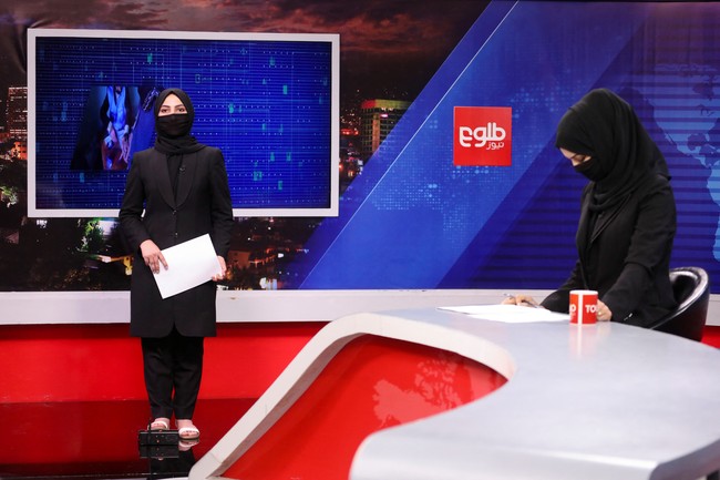 Seorang karyawan wanita saluran televisi lokal, yang ingin tetap anonim, mengatakan kepada Reuters bahwa para pejabat Taliban telah mengunjungi kantor mereka pada hari Rabu. Hari ini (Kamis, 19 Mei 2022) departemen produksi mengenakan masker tetapi kantor berita tetap seperti biasa, kata karyawan itu. Beberapa saluran sudah mulai menerapkan aturan baru soal pemakaian cadar untuk presenter televisi wanita ini. Foto: REUTERS/ALI KHARA.