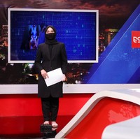 Seorang karyawan wanita saluran televisi lokal, yang ingin tetap anonim, mengatakan kepada Reuters bahwa para pejabat Taliban telah mengunjungi kantor mereka pada hari Rabu. Hari ini (Kamis, 19 Mei 2022) departemen produksi mengenakan masker tetapi kantor berita tetap seperti biasa, kata karyawan itu. Beberapa saluran sudah mulai menerapkan aturan baru soal pemakaian cadar untuk presenter televisi wanita ini. Foto: REUTERS/ALI KHARA.