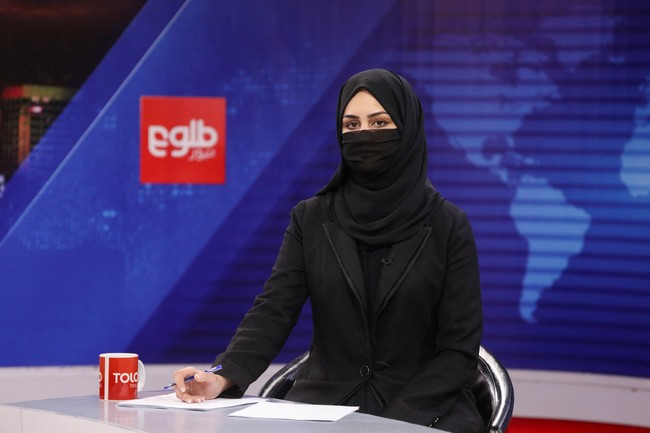 Dilansir Reuters, setelah menguasai Afghanistan, pihak berwenang Taliban mengeluarkan sederet aturan. Salah satunya memerintahkan presenter wanita di stasiun televisi lokal, untuk menutupi wajah mereka ketika sedang siaran. Foto: REUTERS/ALI KHARA.