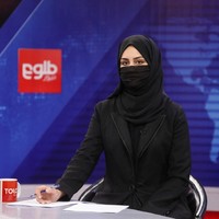 Dilansir Reuters, setelah menguasai Afghanistan, pihak berwenang Taliban mengeluarkan sederet aturan. Salah satunya memerintahkan presenter wanita di stasiun televisi lokal, untuk menutupi wajah mereka ketika sedang siaran. Foto: REUTERS/ALI KHARA.