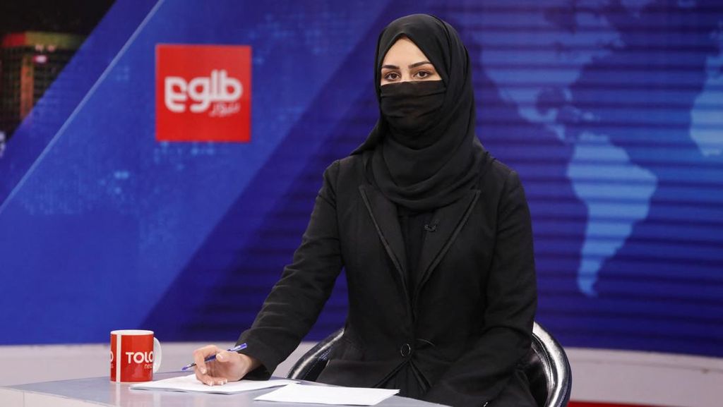 Ikuti Peraturan Taliban, Presenter TV Afghanistan Tampil Memakai Burka