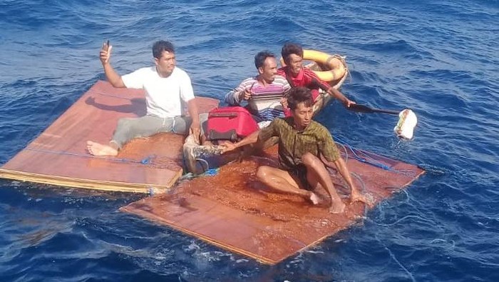Empat awak kapal tenggelam di Sapudi yang selamat menaiki triplek.