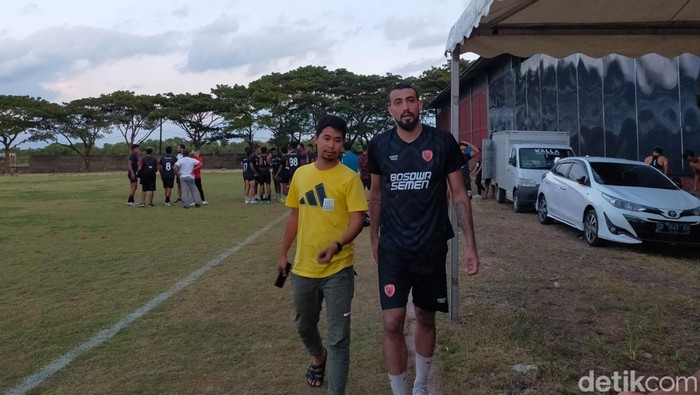 Everton Nascimento tiba di Lapangan BSC Makassar