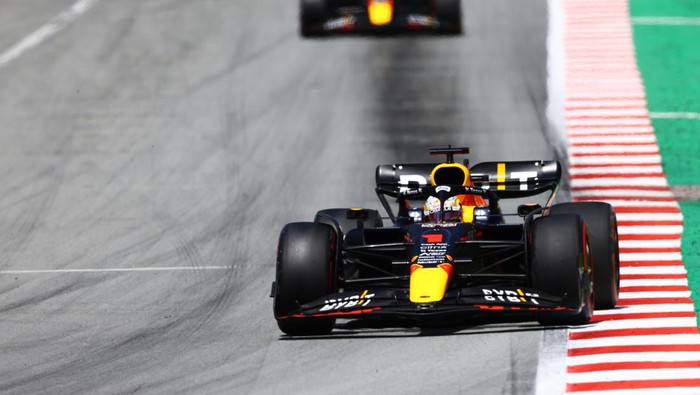 BARCELONA, SPAIN - MAY 22: Max Verstappen of the Netherlands driving the (1) Oracle Red Bull Racing RB18 on track during the F1 Grand Prix of Spain at Circuit de Barcelona-Catalunya on May 22, 2022 in Barcelona, Spain. (Photo by Mark Thompson/Getty Images)