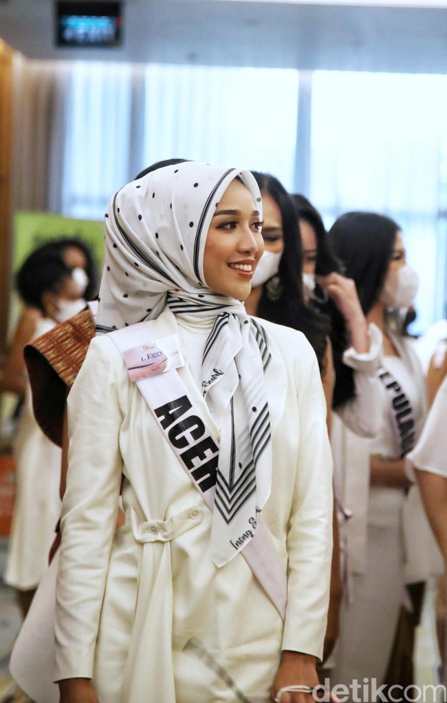 Eggy Fegri Lindira Putri dalam profilnya di situs resmi Puteri Indonesia disebutkan bahwa dia merupakan Sarjana Hukum Universitas Syiah Kuala Banda Aceh. Saat ini Eggy berkarier sebagai Banker, Executive Director/Digital Marketing dan Social Activist dan juga bekerja paruh waktu sebagai model dan influencer serta Founder oragnisasi sosial “Bangun Negeri”. Foto: pradipta Utama/detikcom