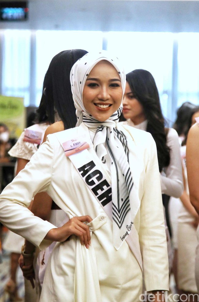 Eggy Fegri Lindira Putri menjadi wakil dari Banda Aceh setelah mengikuti serangkaian audisi tingkat nasional yang berhasil mengalahkan peserta lainnya. Eggy Fegri seorang Sarjana Hukum Universitas Syah Kuala Banda Aceh. Ia menjadi satu-satunya finalis yang berhijab di ajang pemilihan Puteri Indonesai 2022. Foto: pradipta Utama/detikcom.