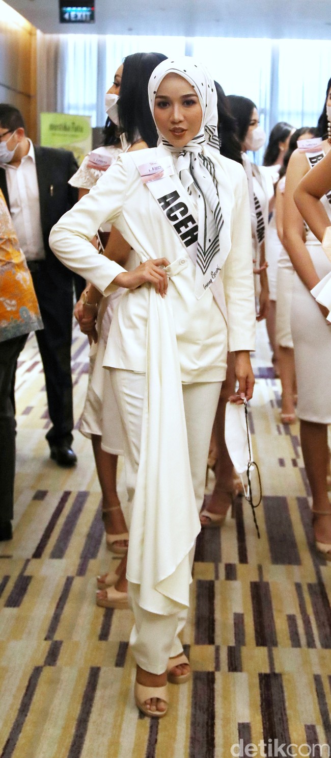 Finalis Puteri Indonesia 2022 dari Aceh, Eggy Fegri Lindira Putri tampil paling berbeda karena dia menjadi satu-satunya yang berhijab. Foto: pradipta Utama/detikcom