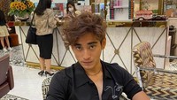 Di sela-sela kesibukannya, Bio One juga menyempat diri untuk sekadar bersantai di kafe. Memesan minuman untuk menyegarkan diri juga dilakukan sebelum memangkas habis rambutnya. Foto: Instagram/bojvoyej