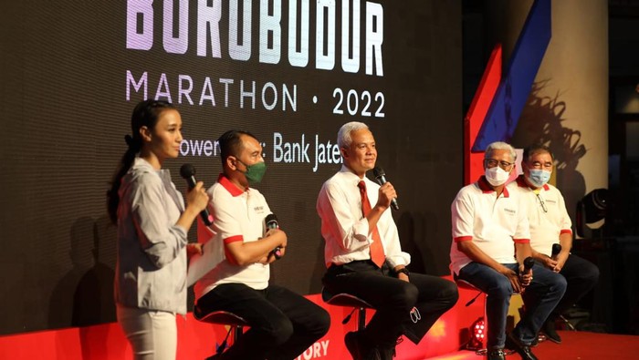 Gubernur Jateng Ganjar Pranowo dalam acara Borobudur Marathon Menyapa di Bank Jateng, Minggu mmalam (22/5/2022).